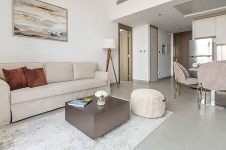 Frank Porter - Bluebell Jvc Apartment